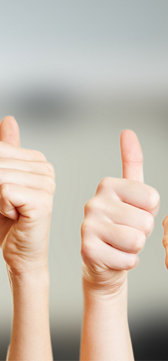 Hände mit Daumen nach oben - Robert Kneschke/adobe.stock.com