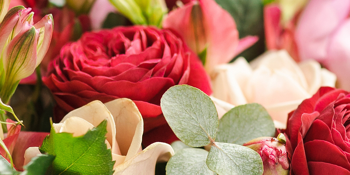 Frühlingsstrauß mit zarten rosa und weißen Blumen