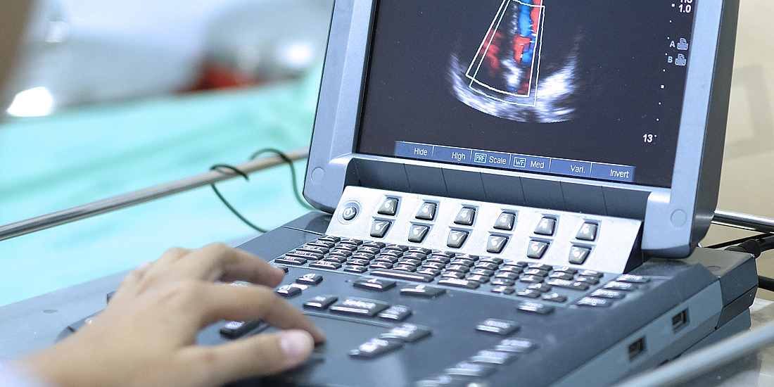 Person mit Ultraschallgerät