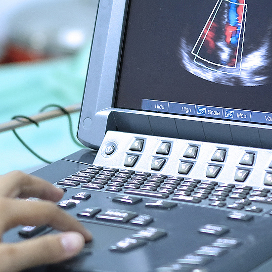 Person mit Ultraschallgerät