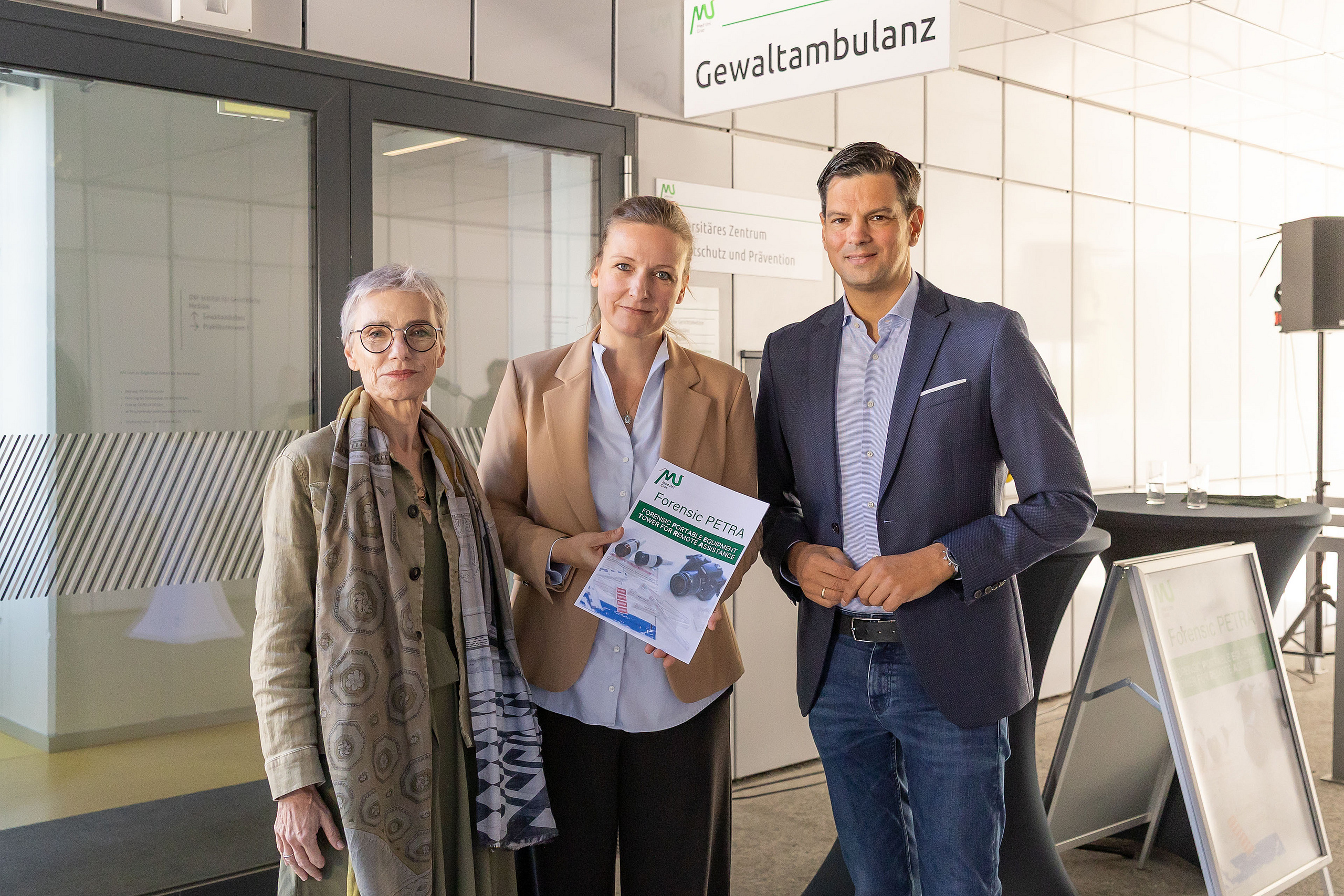 v.l.n.r.: Rektorin Andrea Kurz, Sarah Heinze und Landesrat Hannes Amesbauer 