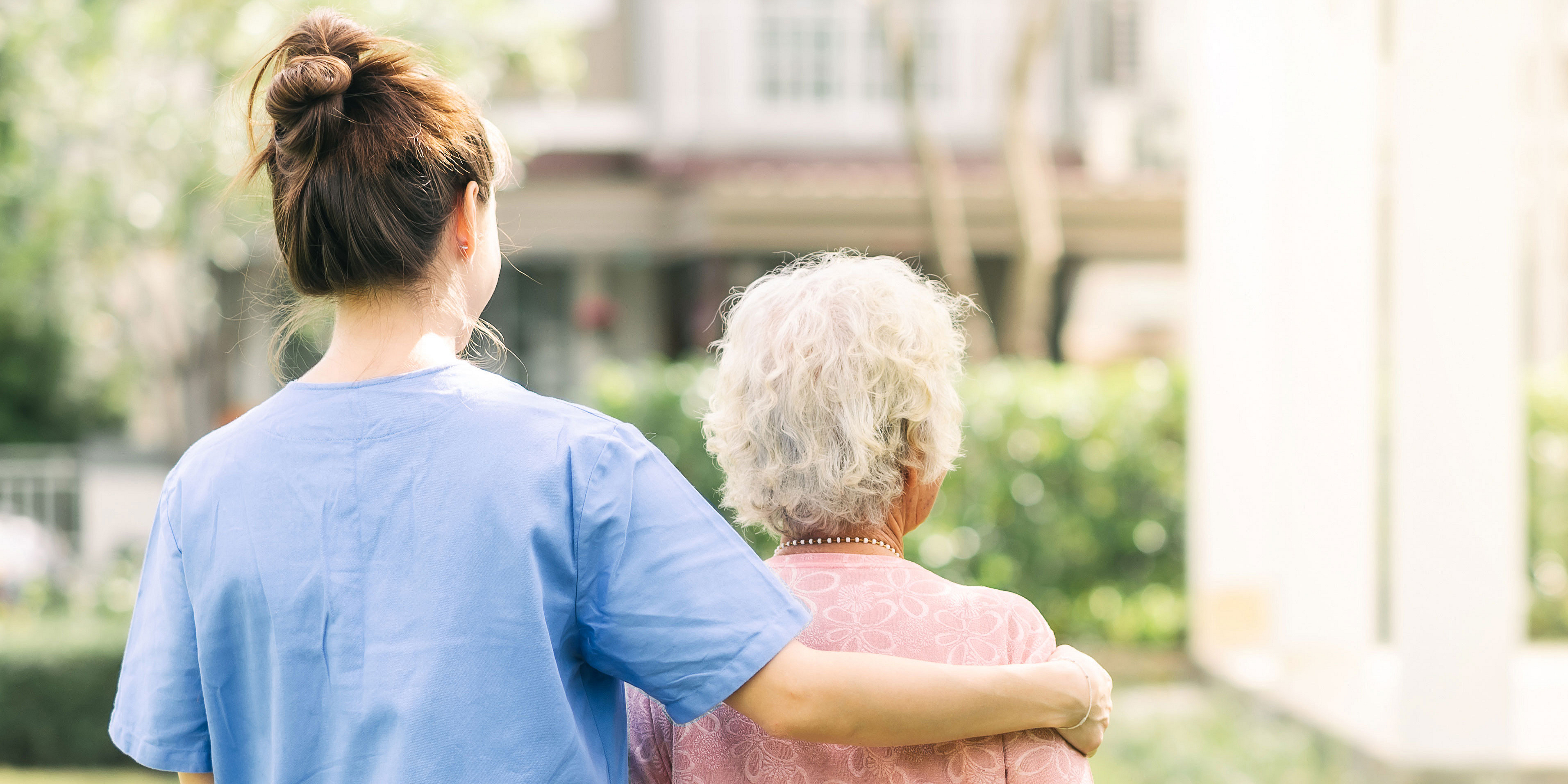 Eine Pflegerin begleitet eine ältere Frau