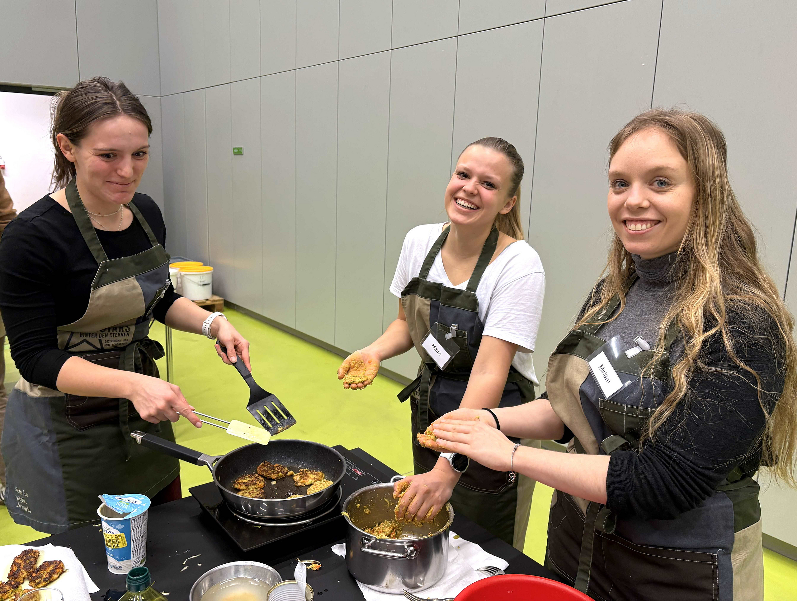 Studierende beim Kochen