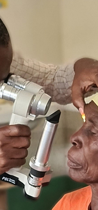 Devrim Kara unterstützt ein Hilfsprojekt in einem Krankenhaus in Tansania