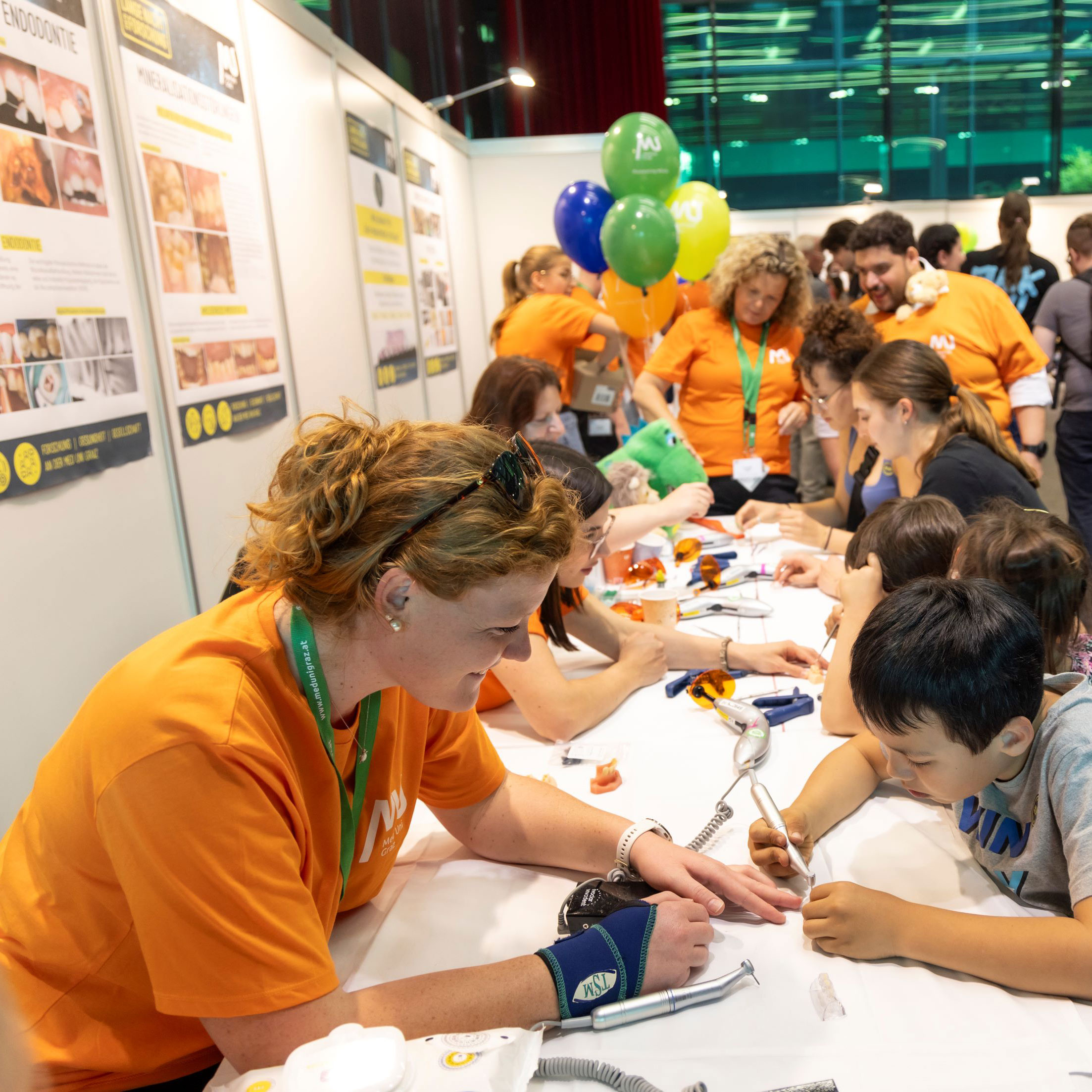 Mitarbeiter*innen sind bei der Langen Nacht der Forschung im Einsatz.