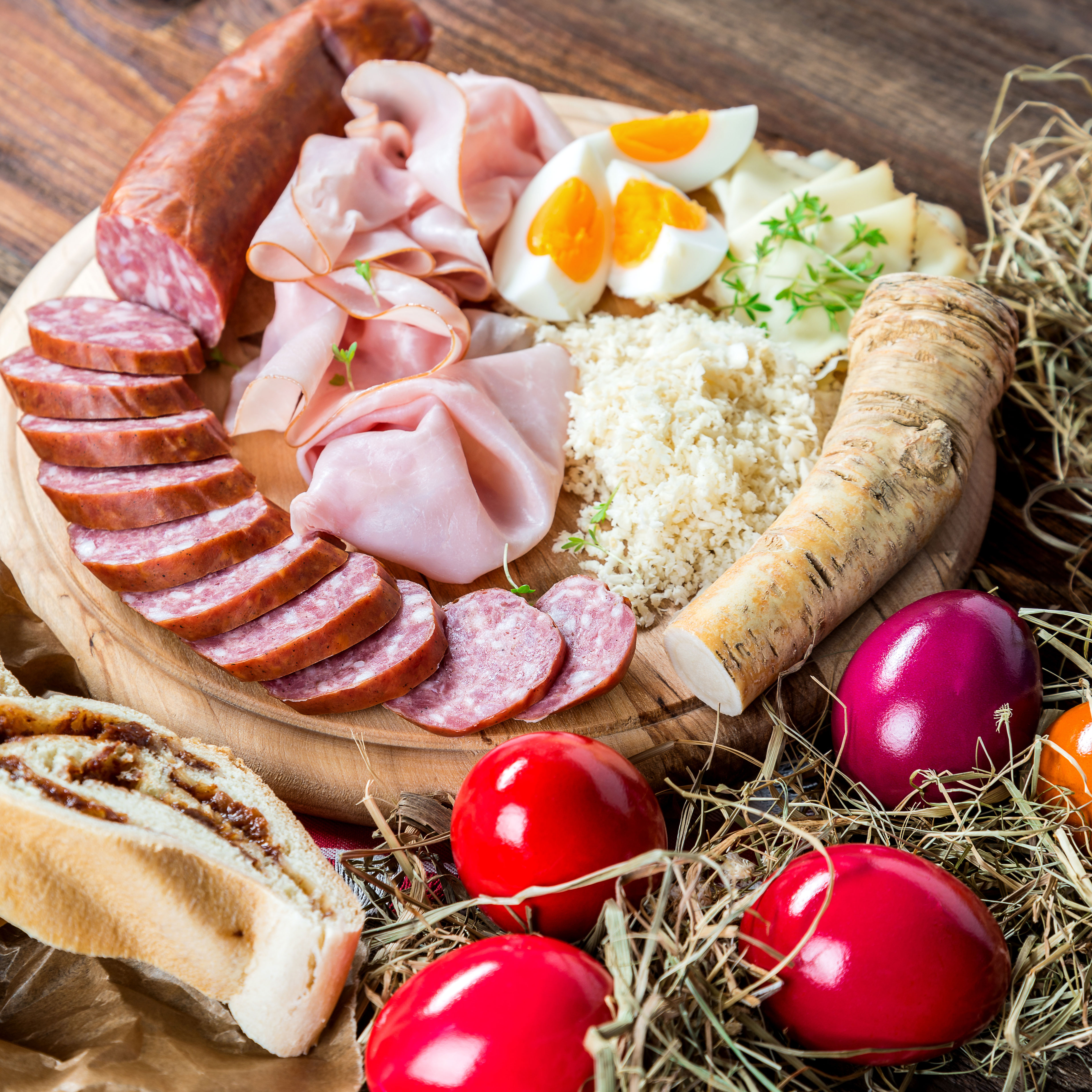 Eine Osterjause auf einem Holzbrett