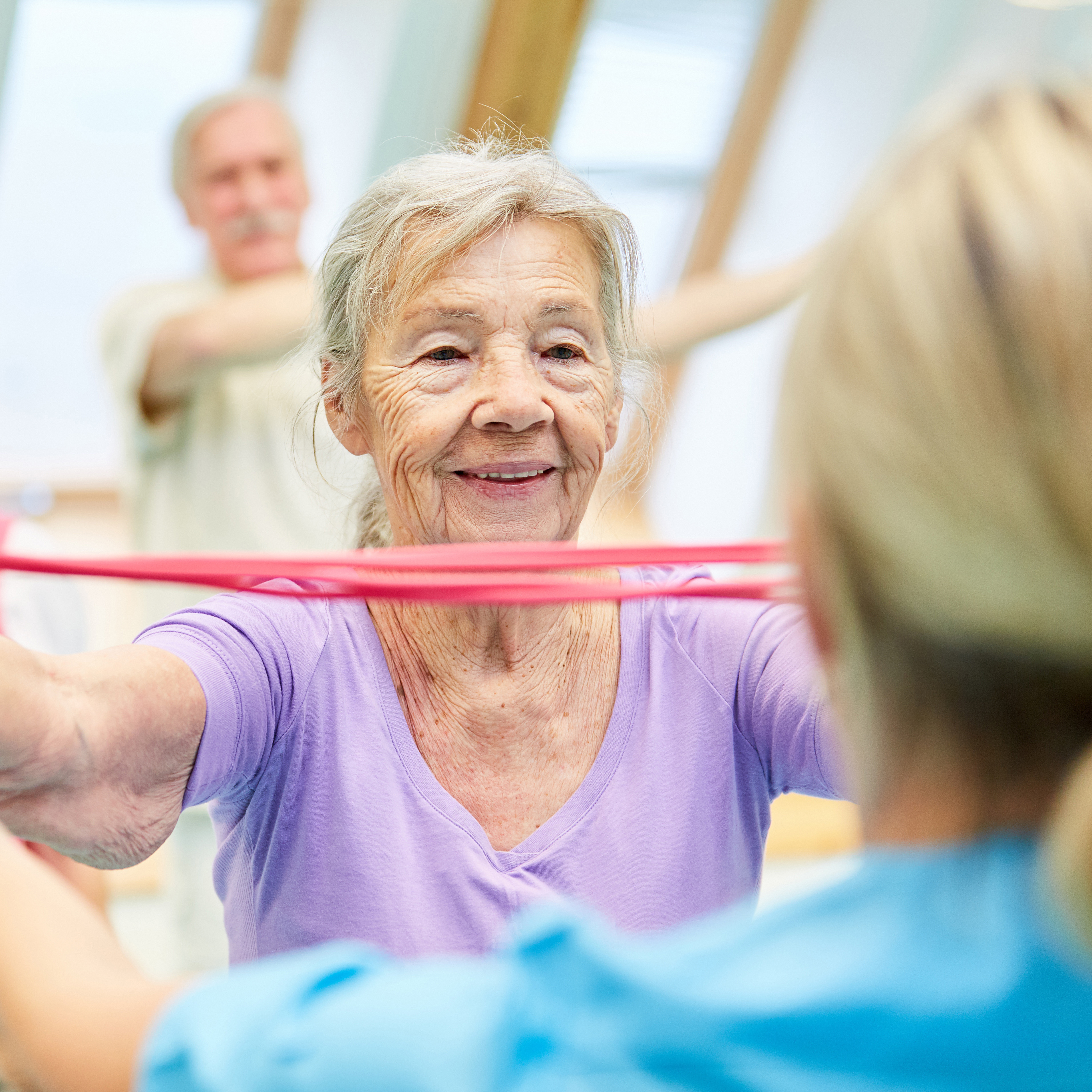 Seniorin bei Gymnastik mi Theraband