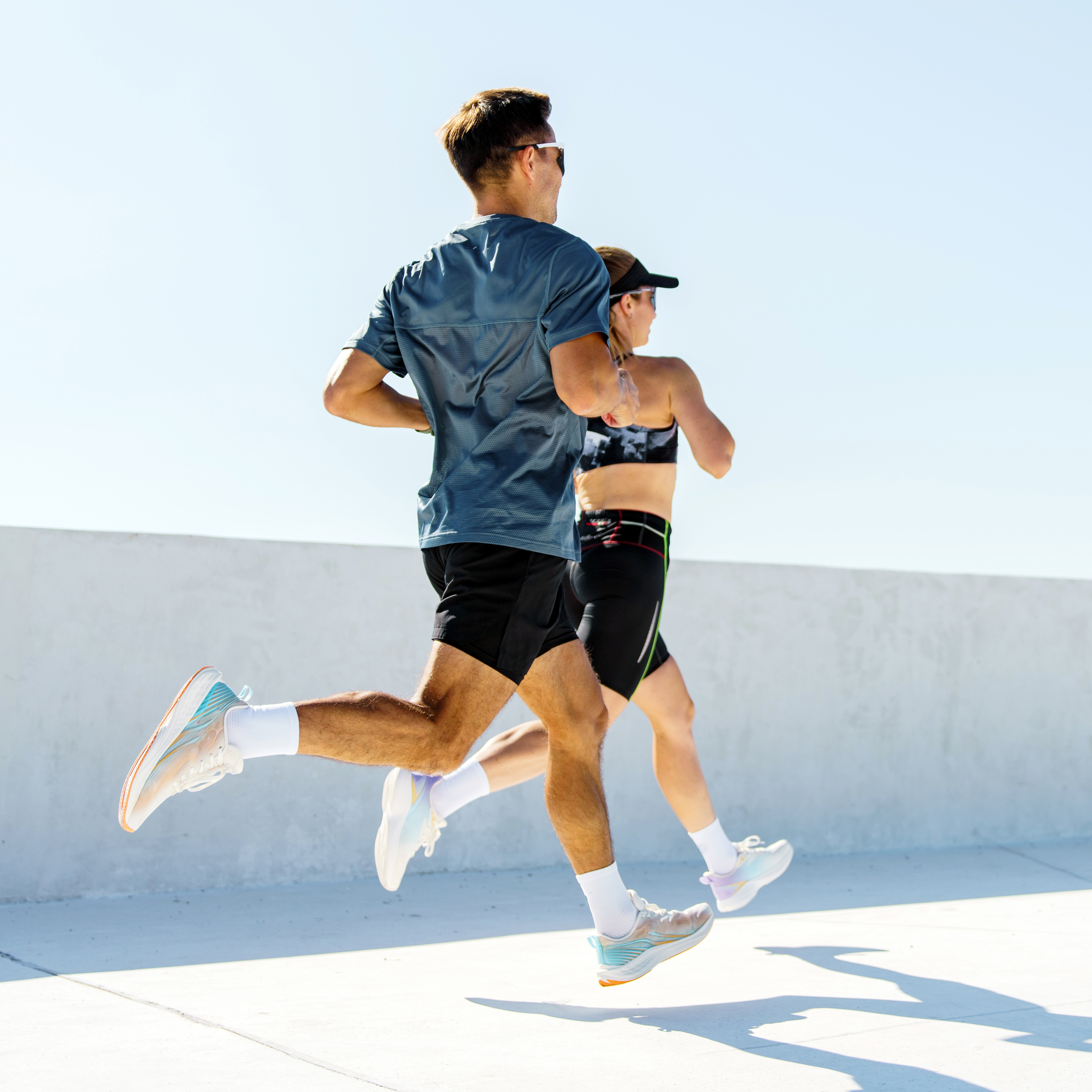 Frau und Mann laufen gemeinsam