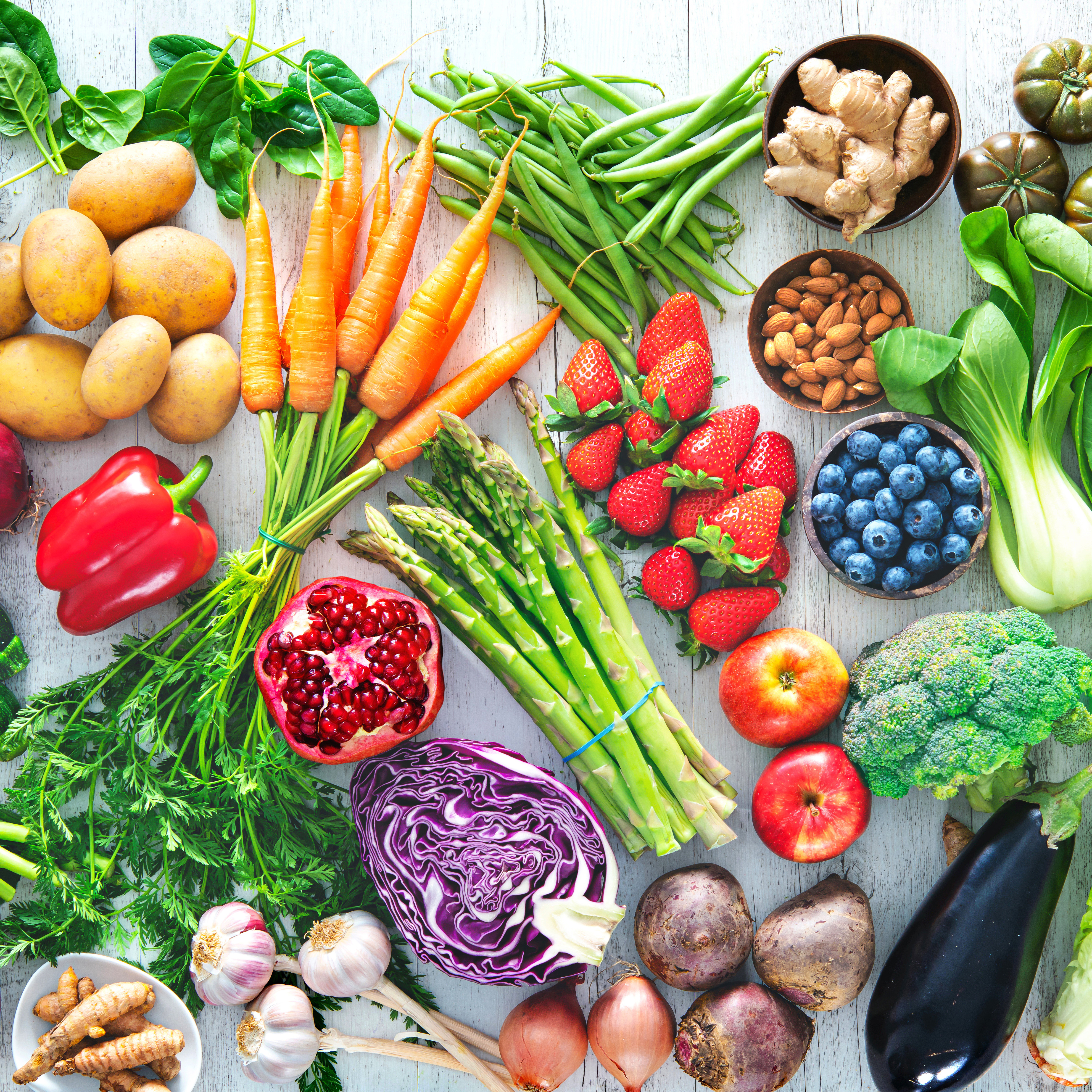 Gesunde Lebensmittelauswahl mit Obst, Gemüse, Samen und Superfood