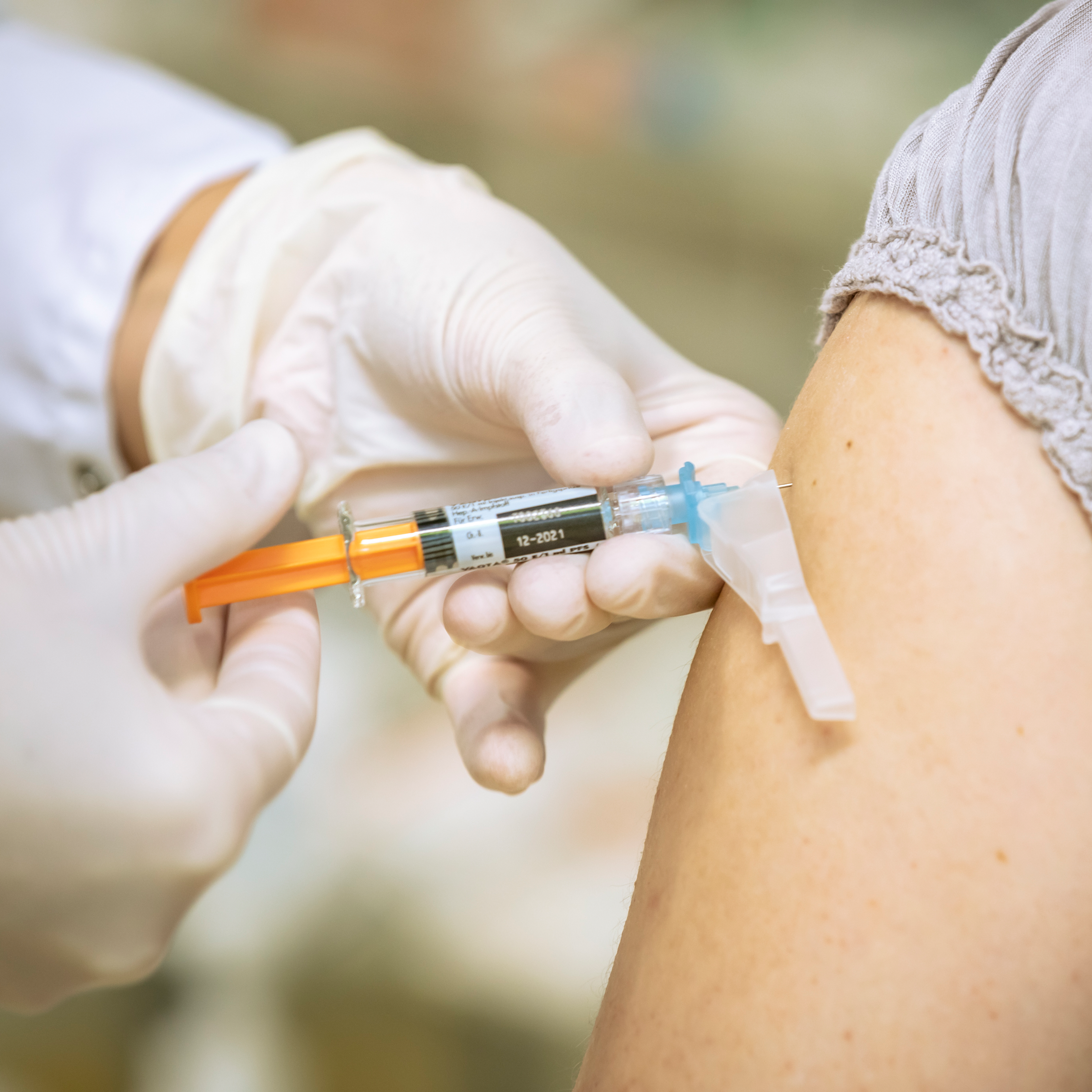 Eine Ärztin verabreicht eine Impfung