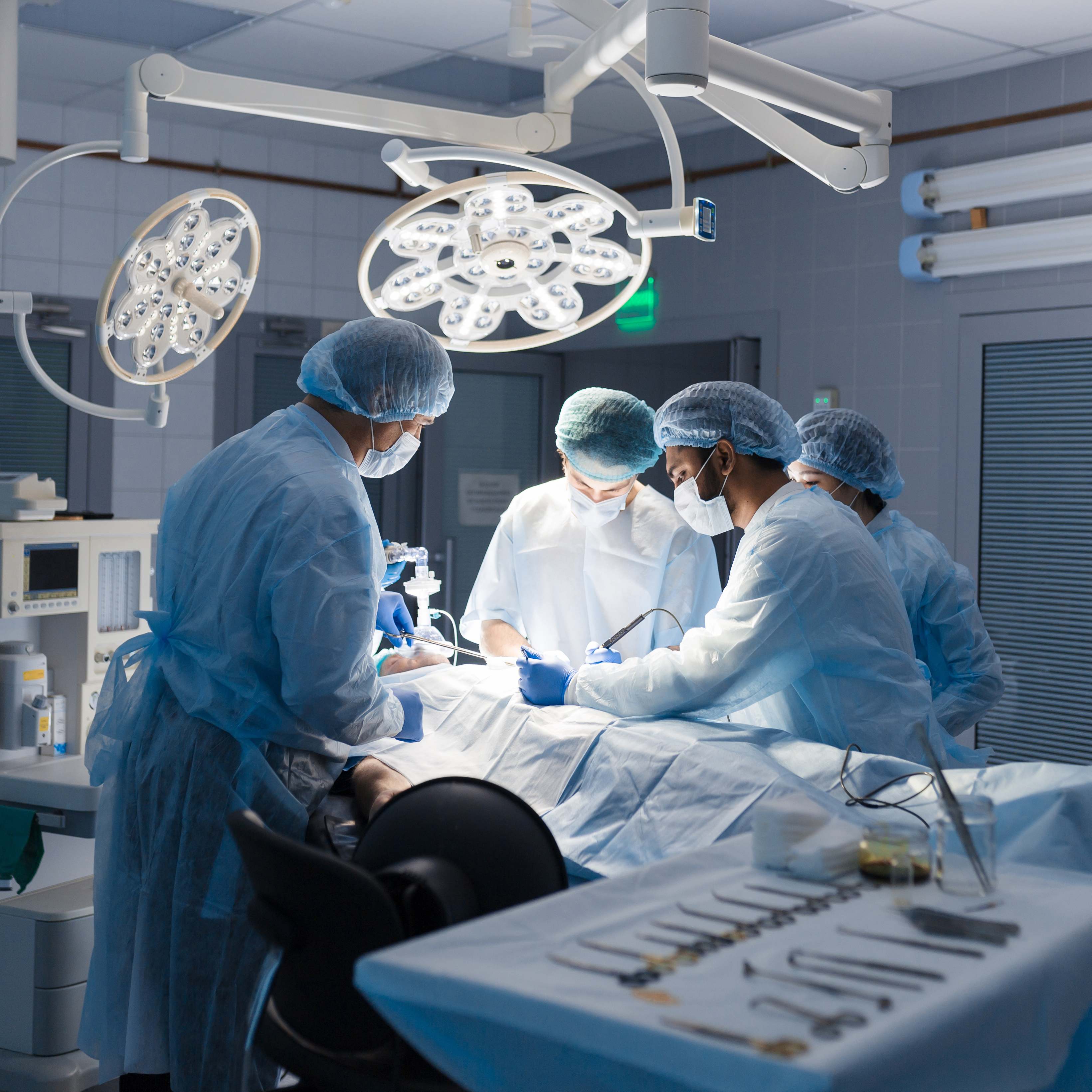 Chirurgenteam führt Herzoperation durch.