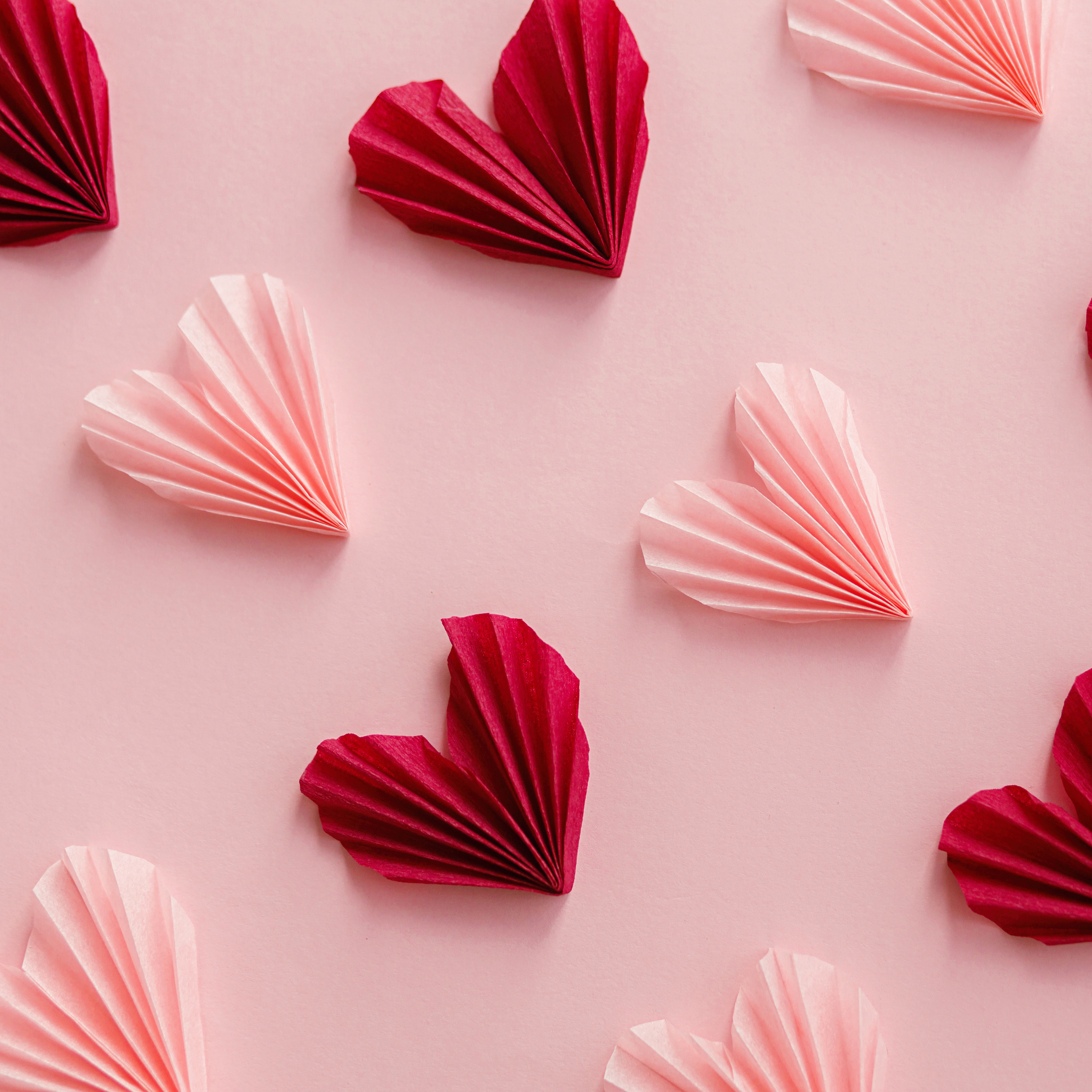 Komposition aus rosa und roten Herzen