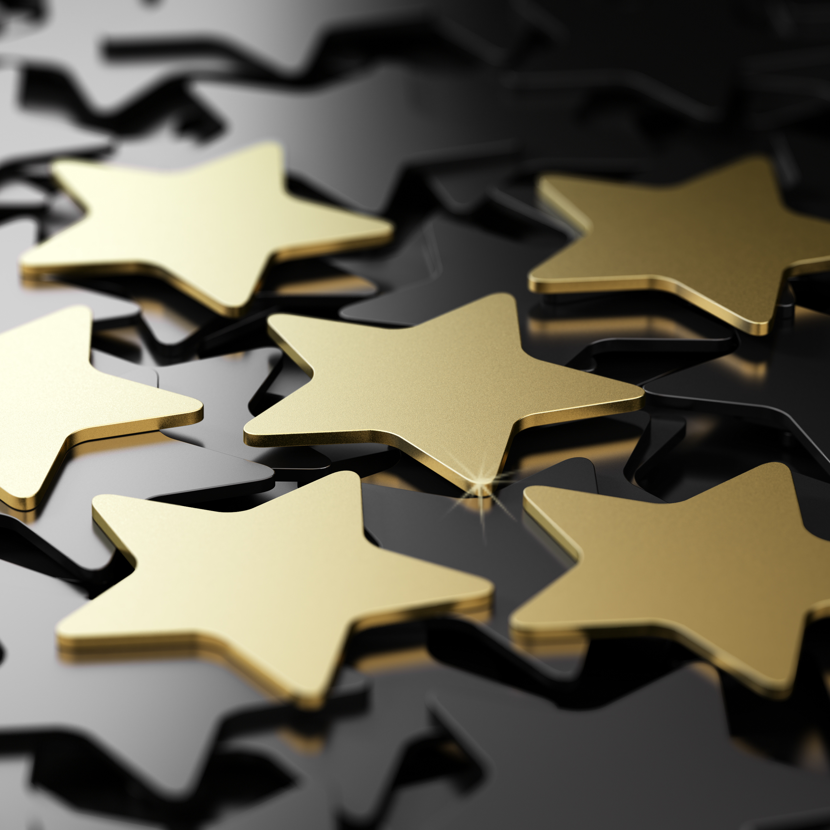 Goldene Sterne liegen auf schwarzem Hintergrund