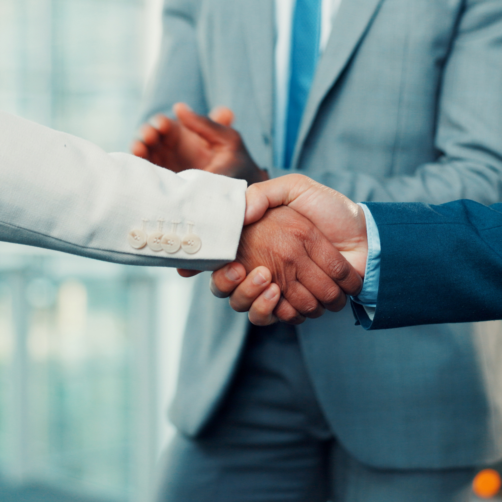 Geschäftsleute, Treffen und Team mit Handschlag