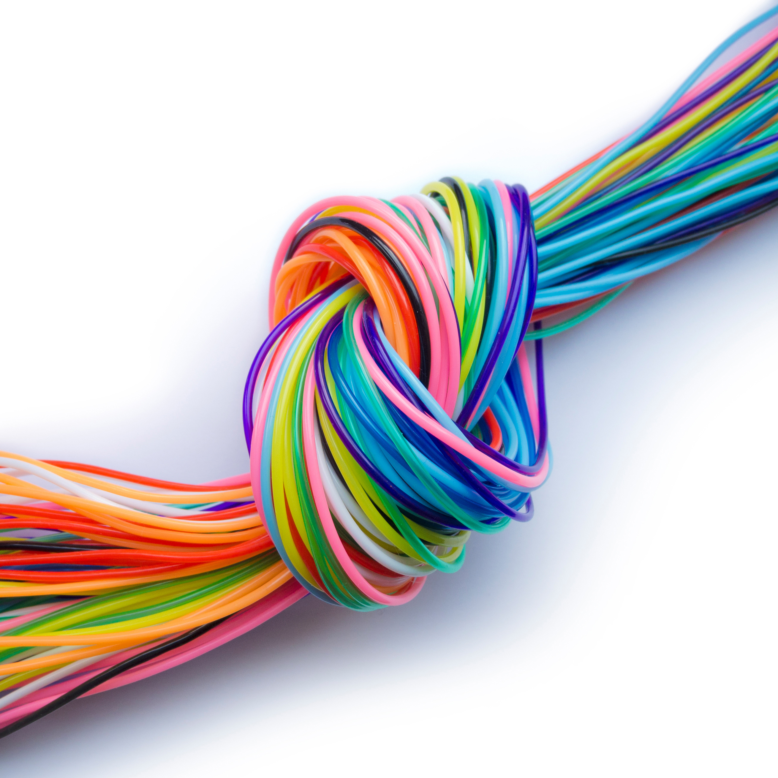 Knoten mit bunten Datenkabeln