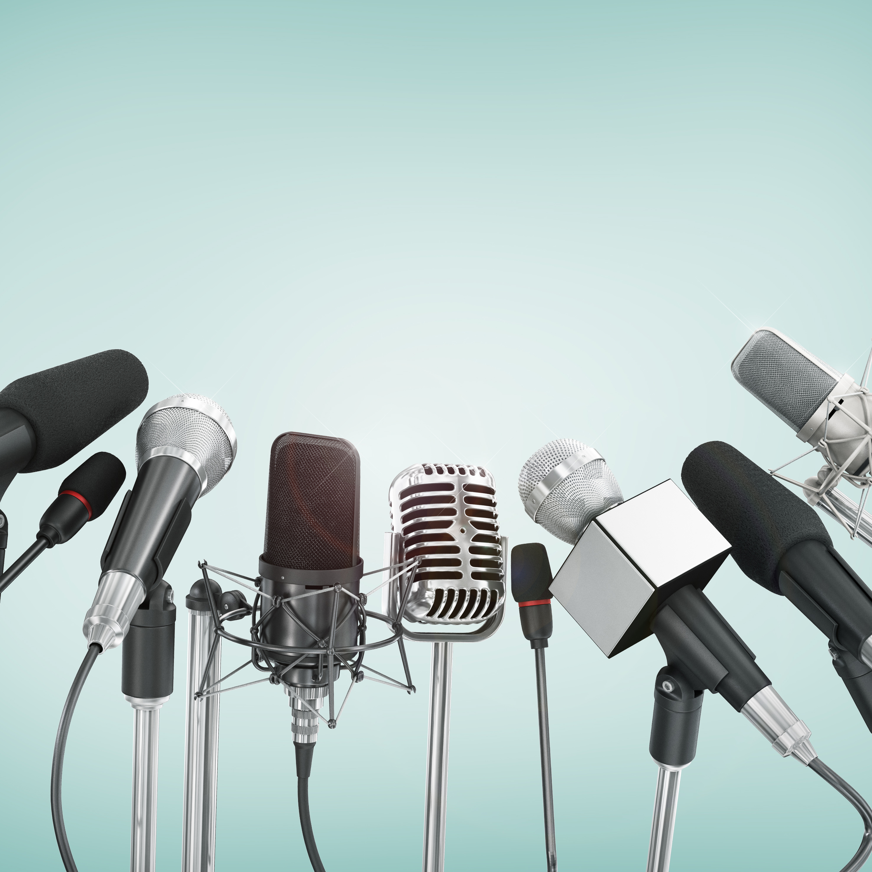 Verschiedene Mikrofone bei einer Pressekonferenz