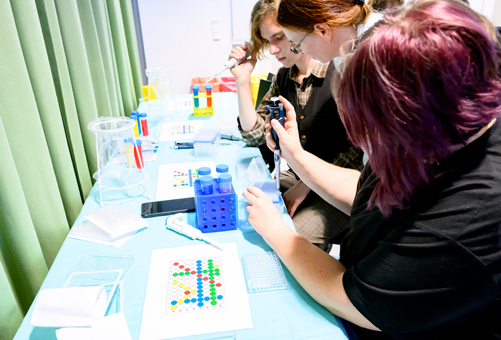 Die Schüler*innen durften sich am Pipettieren versuchen