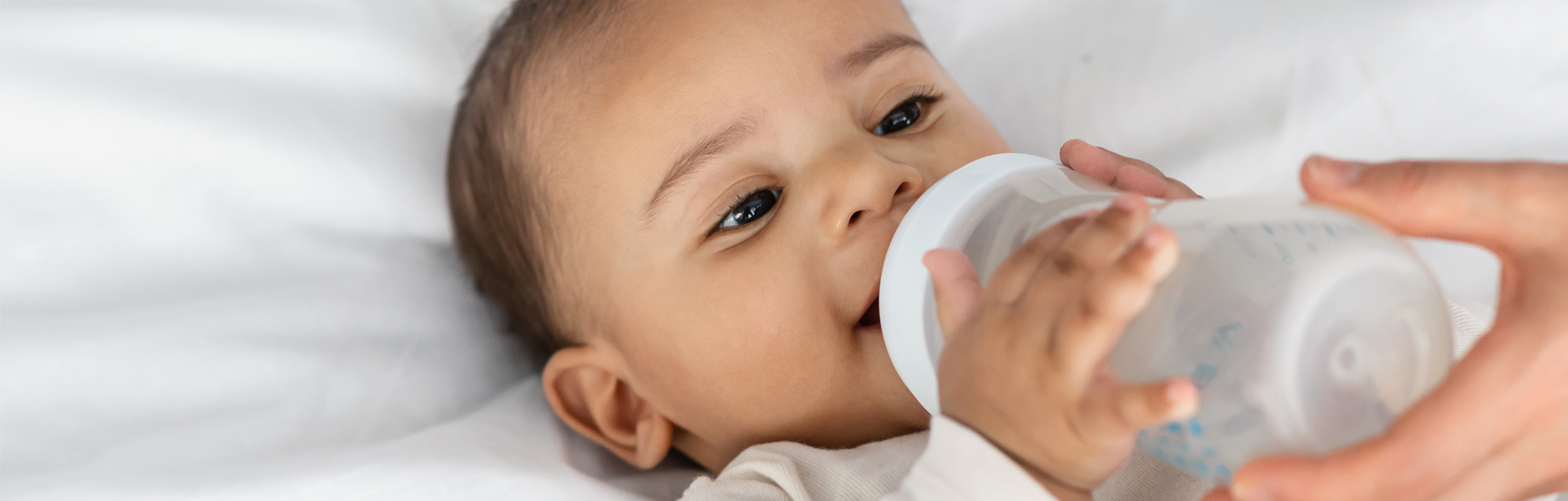 Baby trinkt aus Flasche