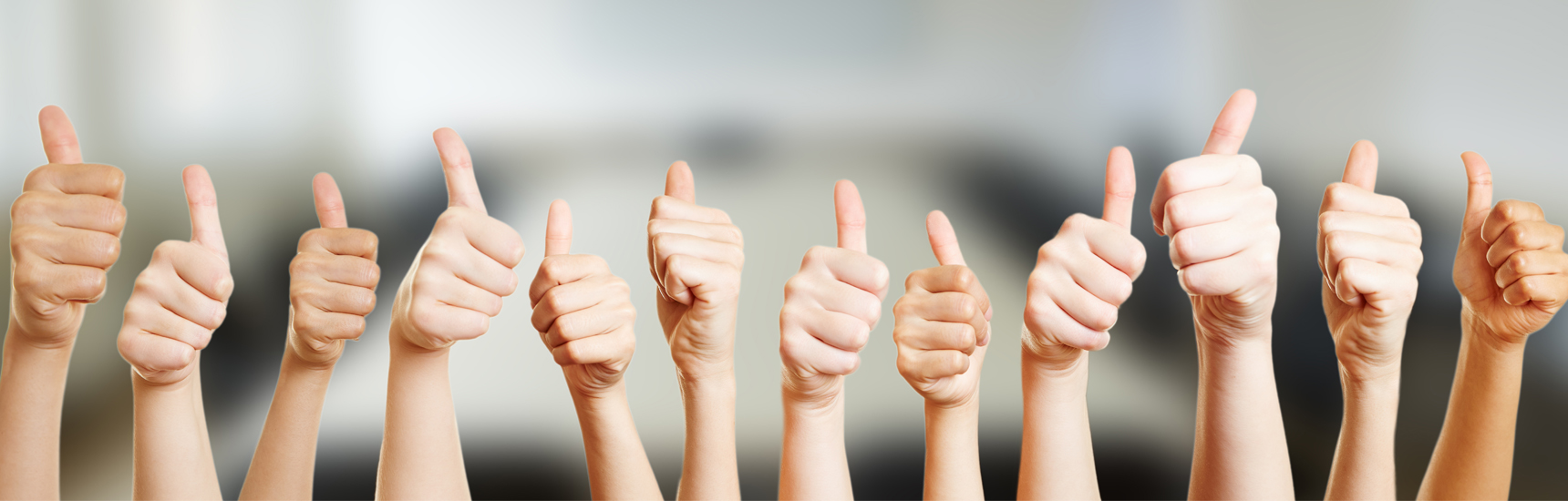 Hände mit Daumen nach oben - Robert Kneschke/adobe.stock.com