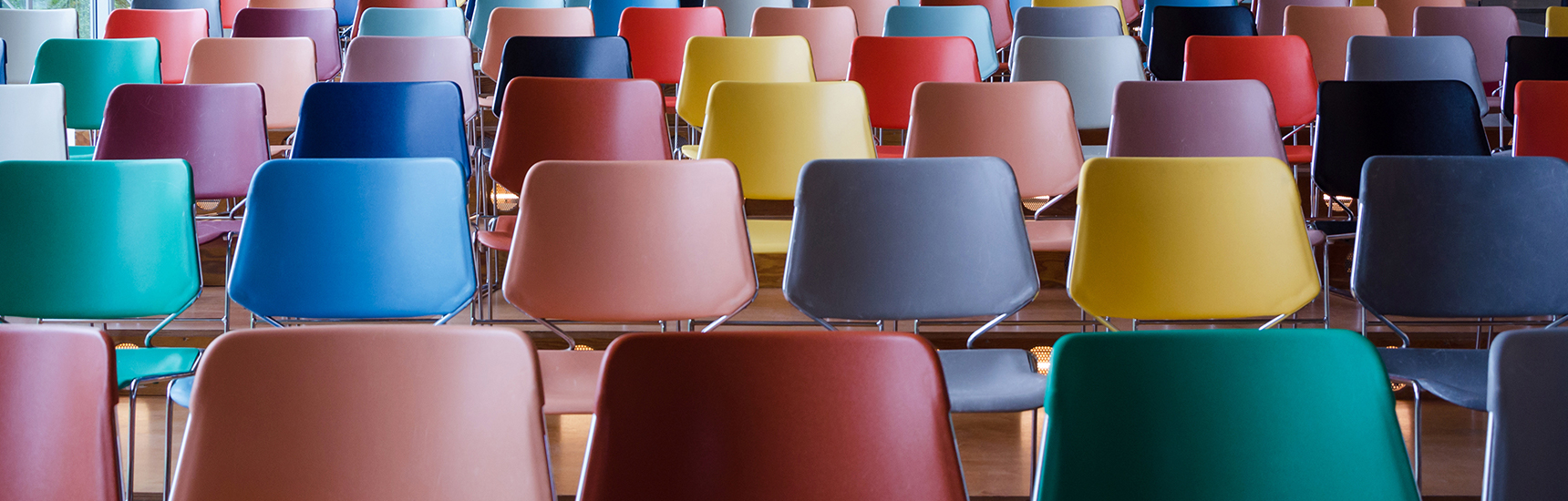 Bunte Sessel bei Veranstaltung