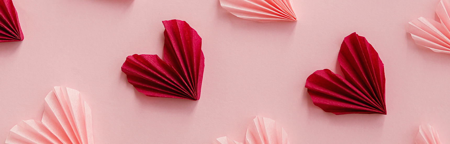 Hearts on pink background - Credit: sonyachny/AdobeStock