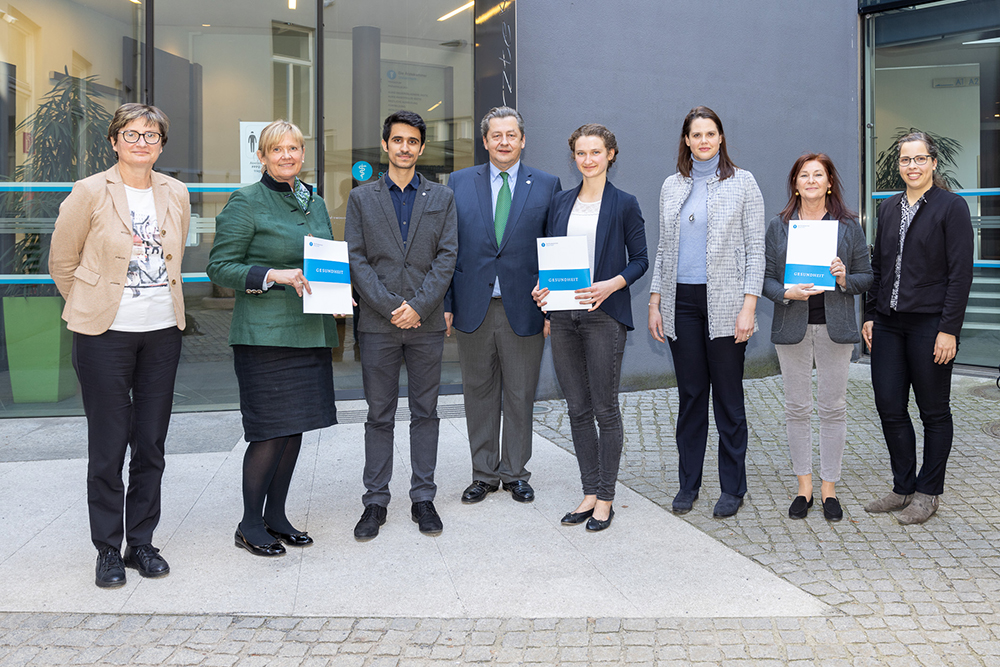 Die Preisträger*innen mit der Jury