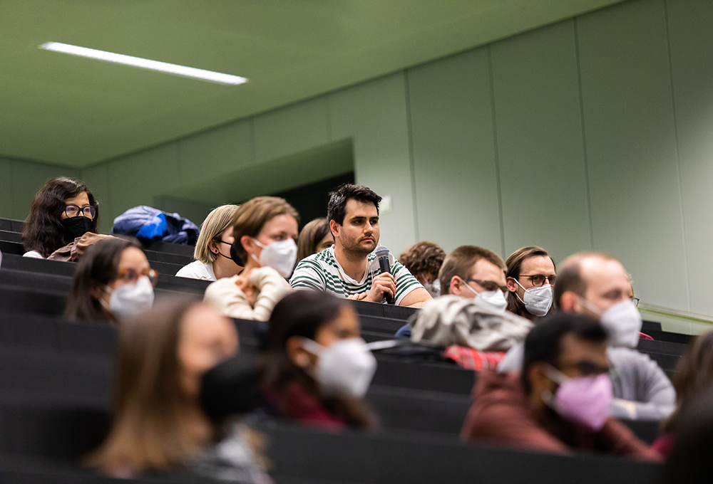 Nach der Vorlesung wurden zahlreiche Fragen gestellt