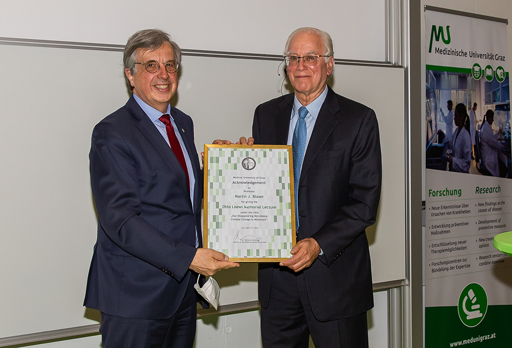 Überreichung der Urkunde durch Rektor Hellmut Samonigg