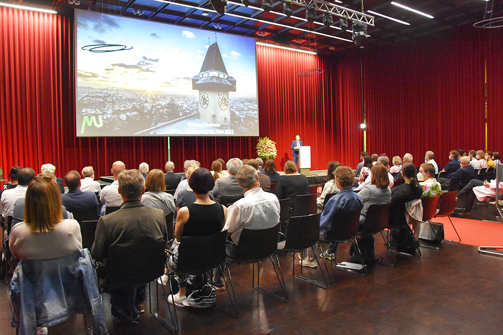 Zahlreiche Teilnehmer*innen in der Aula