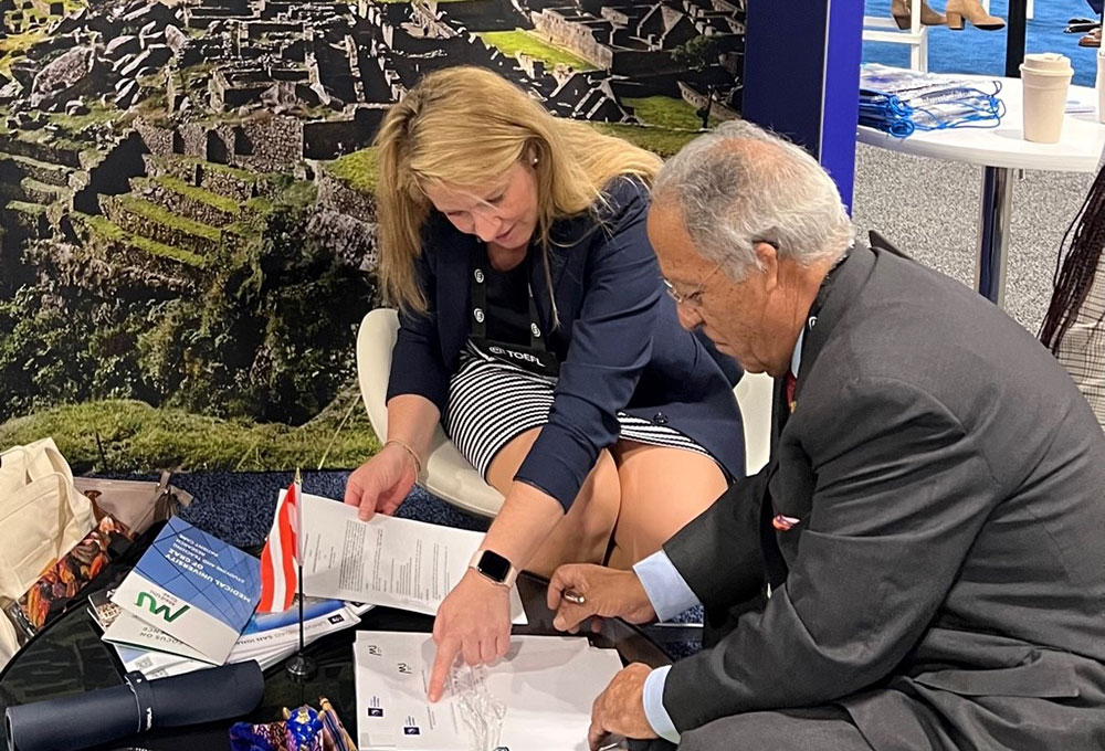 Vertragsunterzeichnung in Denver