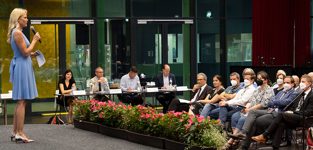 Vizerektorin Caroline Schober moderierte das Hearing