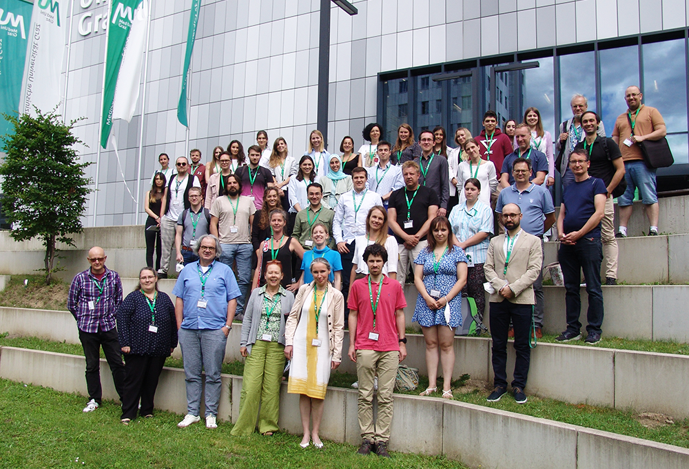 Teilnehmer*innen am Symposium vor dem  Campus