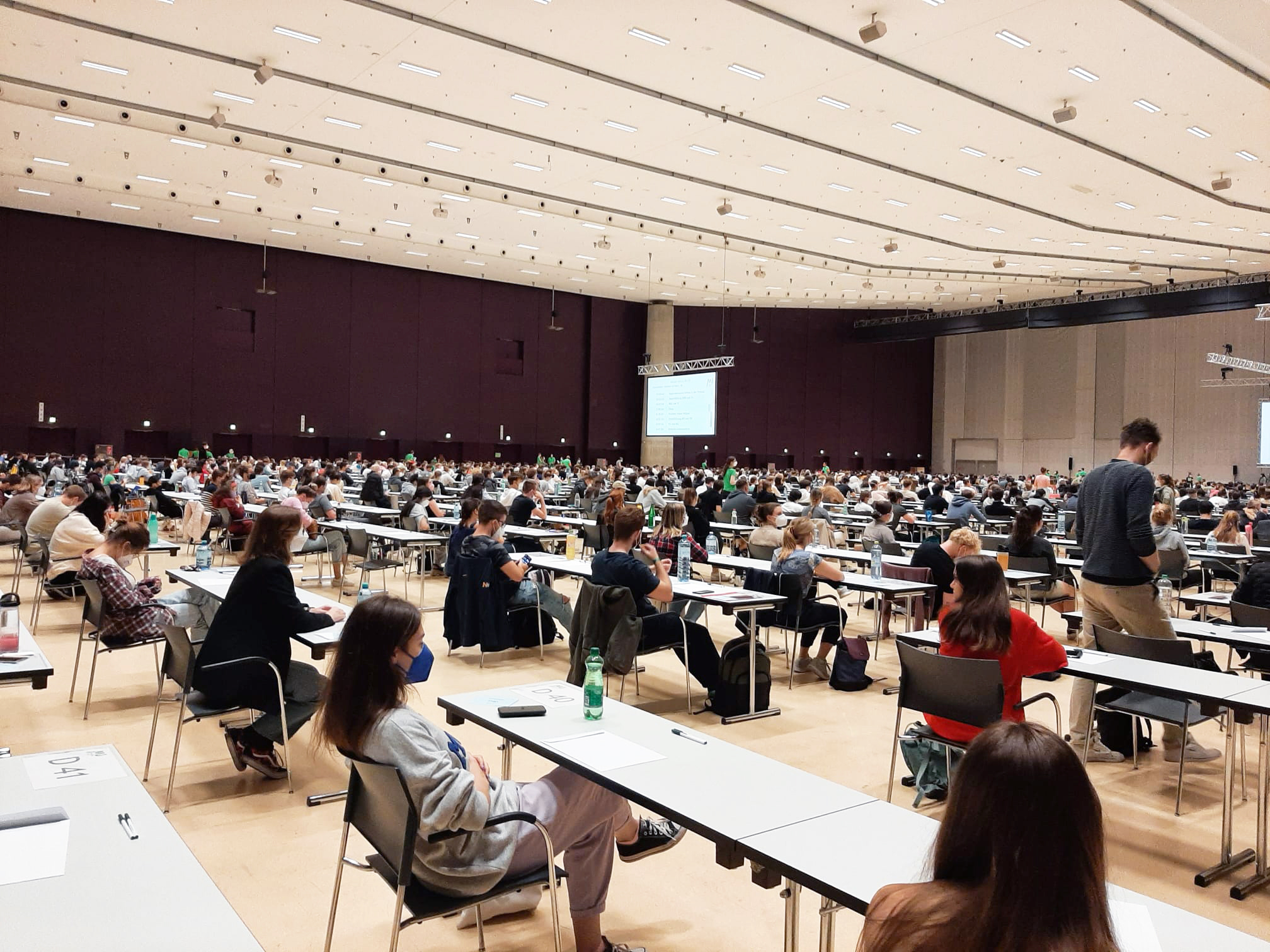 Teilnehmer*innen beim Aufnahmeverfahren