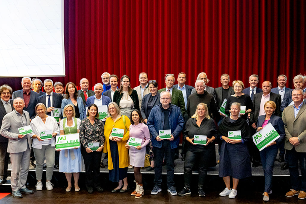 Feierliche Übergabe der Lehrschilder