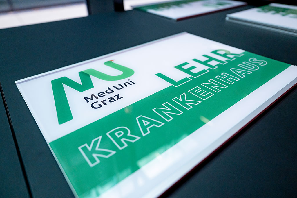 Feierliche Übergabe der Lehrschilder