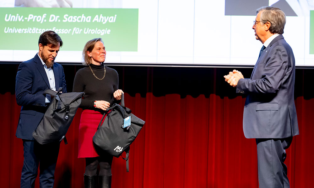 Hellmut Samonigg wünscht den neuen Professor*innen alles Gute