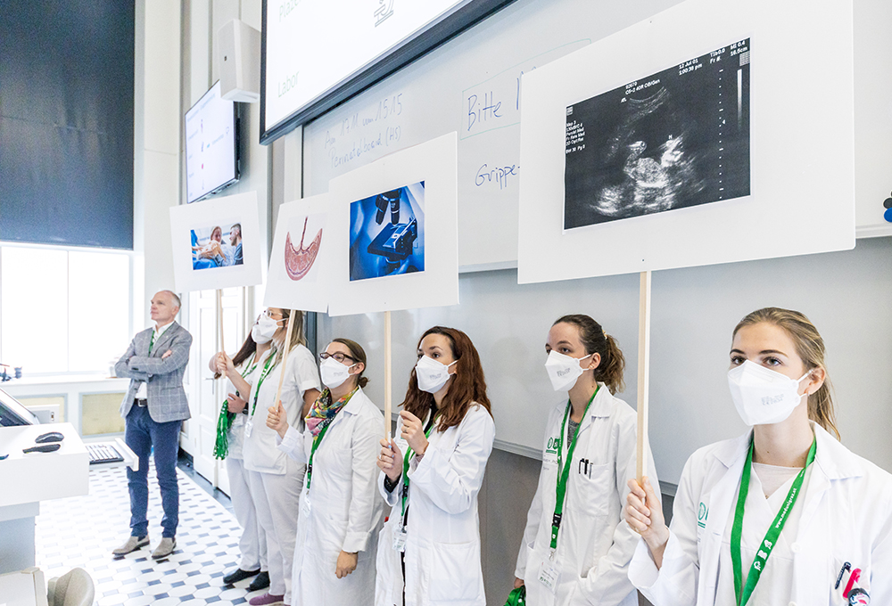 Verschiedene Stationen warten - Bild: Mario Zaunschirm