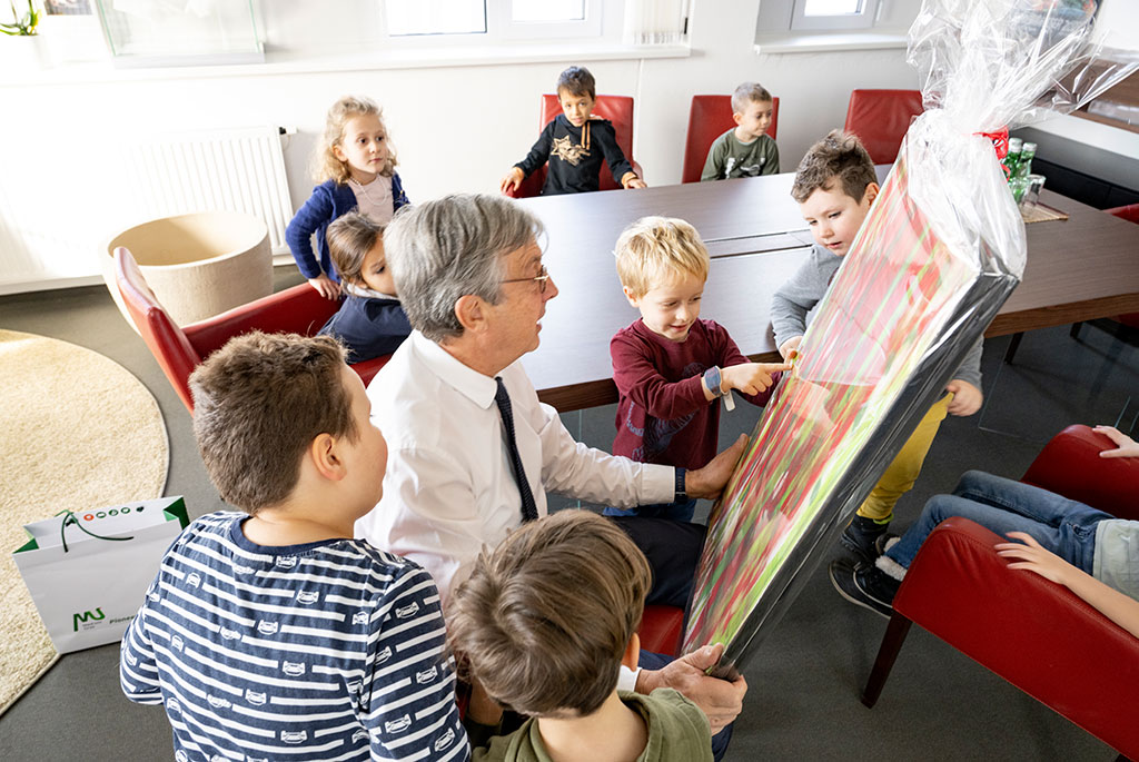 Ein Geschenk für Rektor Hellmut Samonigg