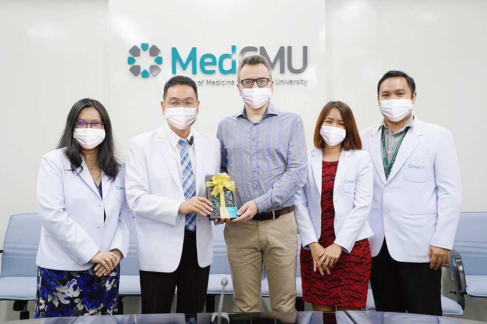 Bannakij Lojanapiwat, Dekan der Medizinischen Fakultät (Mitte) mit Vizedekanin für Doktoratsstudien, Arisa Bonness (links) und Stefano Angiari