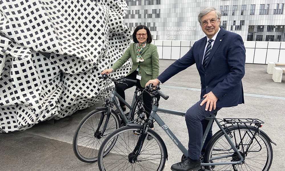 Rektor Hellmut Samonigg mit der Gewinnerin Sandra Holasek.