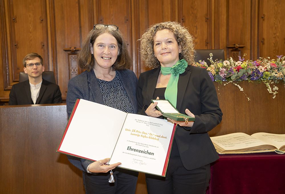 Bürgermeisterin Elke Kahr und Lumnije Kqiku-Biblekaj.