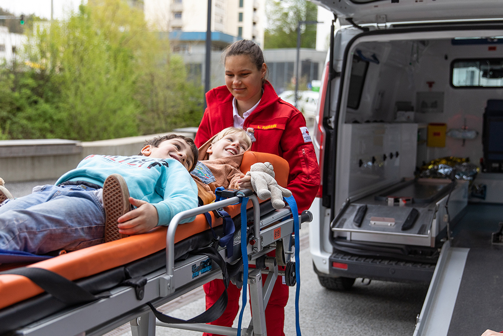 Sanitäter*innen erklären ihre Arbeit