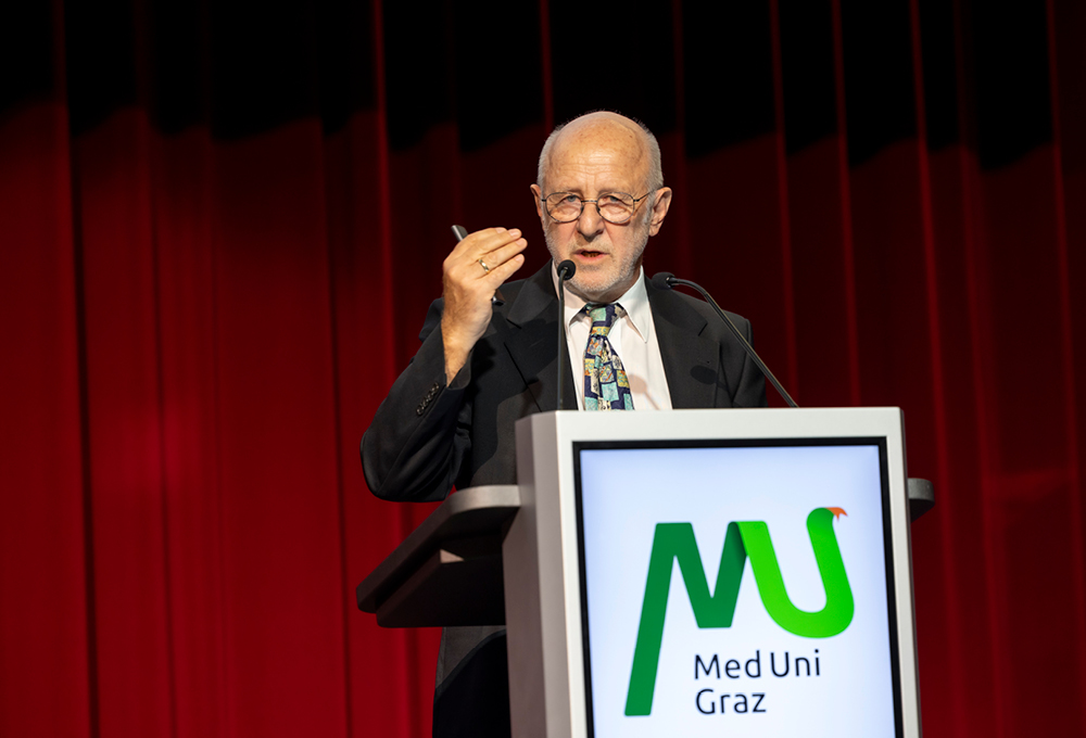 Gottfried Dohr bei der Laudatio für Gilbert Reibnegger
