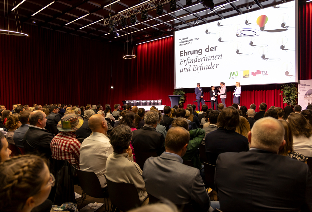 Gut gefüllte Aula bei der Preisverleihung