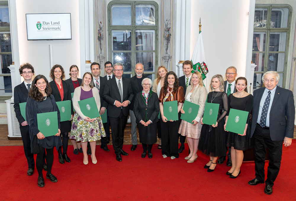 Landeshauptmann Christopher Drexler mit den Ausgezeichneten.