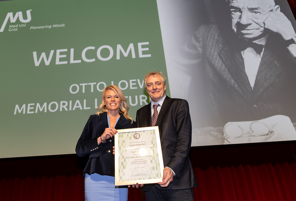 Übergabe der Otto Loewi Memorial Lecture Urkunde.