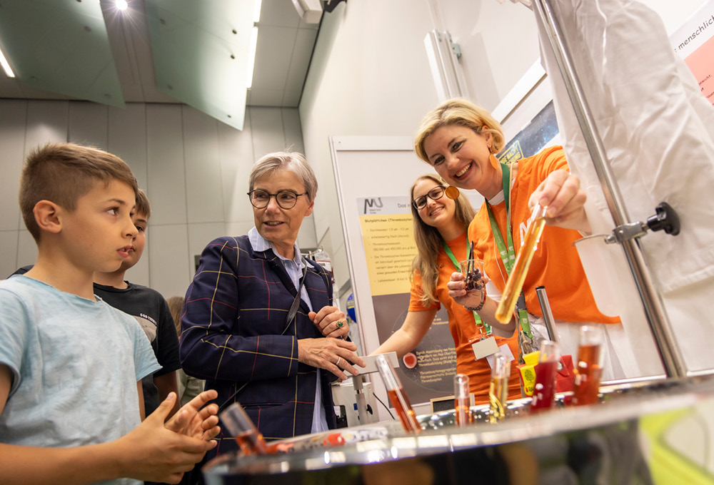 Rektorin Andrea Kurz mit einem jungen Besucher