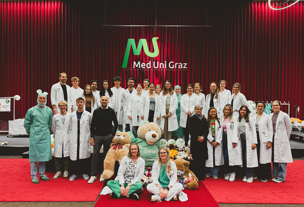 Das Team des Teddybär-Krankenhauses mit Rektorin Andrea Kurz und Vizerektor Erwin Petek