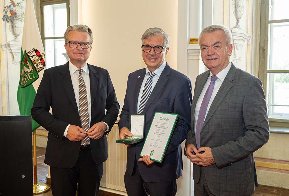 Hellmut Samonigg wurde von LH Christopher Drexler und LH-St. Anton Lang mit dem Großen Goldenen Ehrenzeichen des Landes Steiermark geehrt.