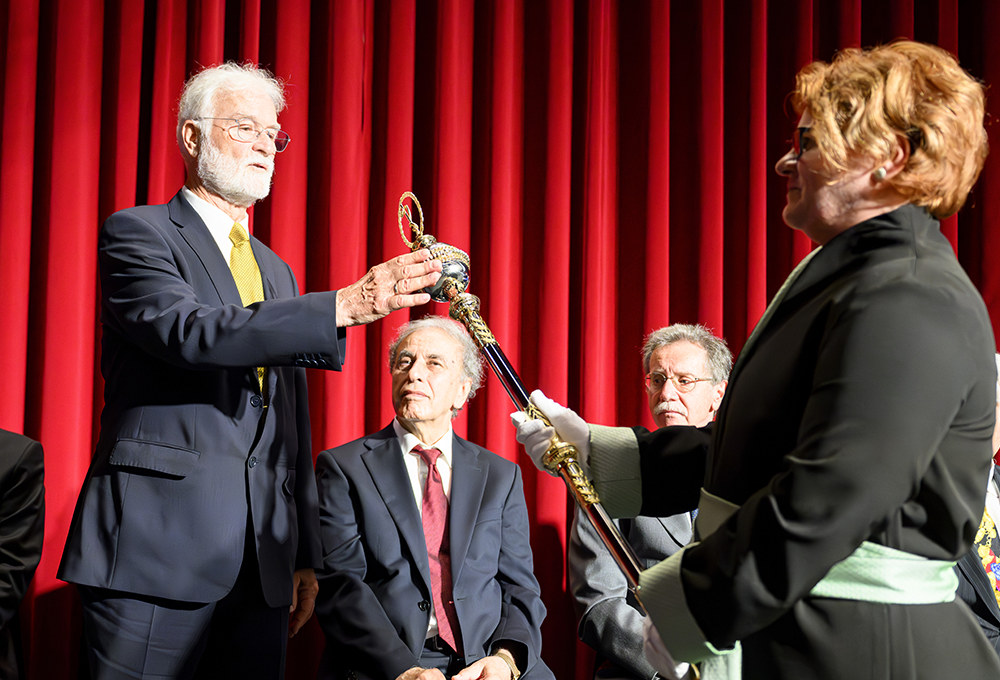 Geehrte schwören auf das Zepter der Universität 